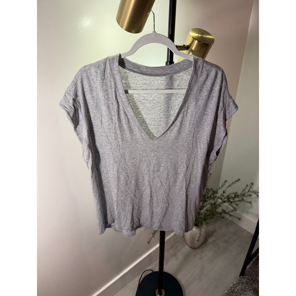 FRAME gray vneck classic tee casual comfort cooling‎ cotton blend upscale medium